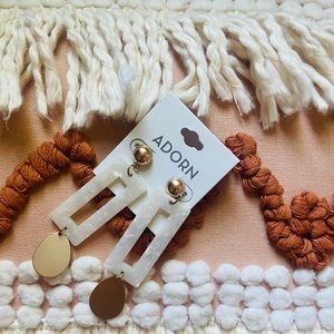 NWT adorn earrings